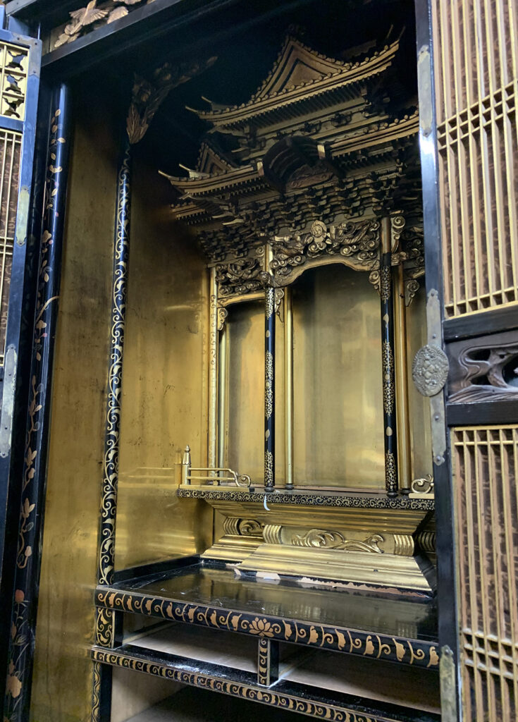 金仏壇の修復前の画像