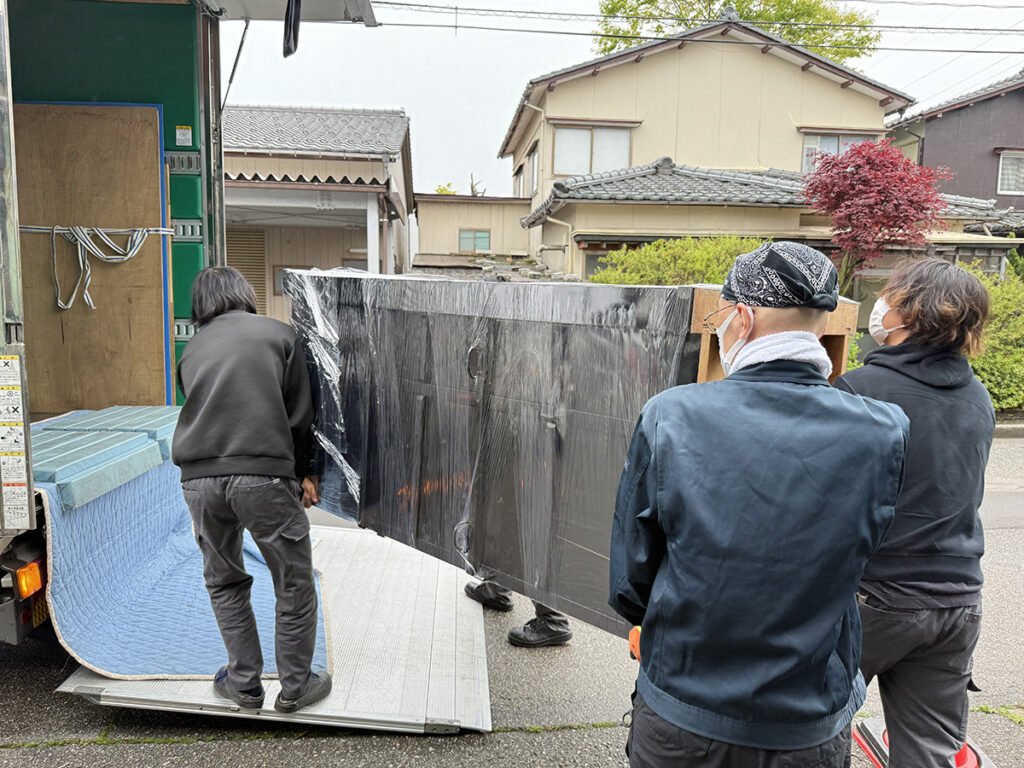 お預かりする仏壇を運び出している様子。