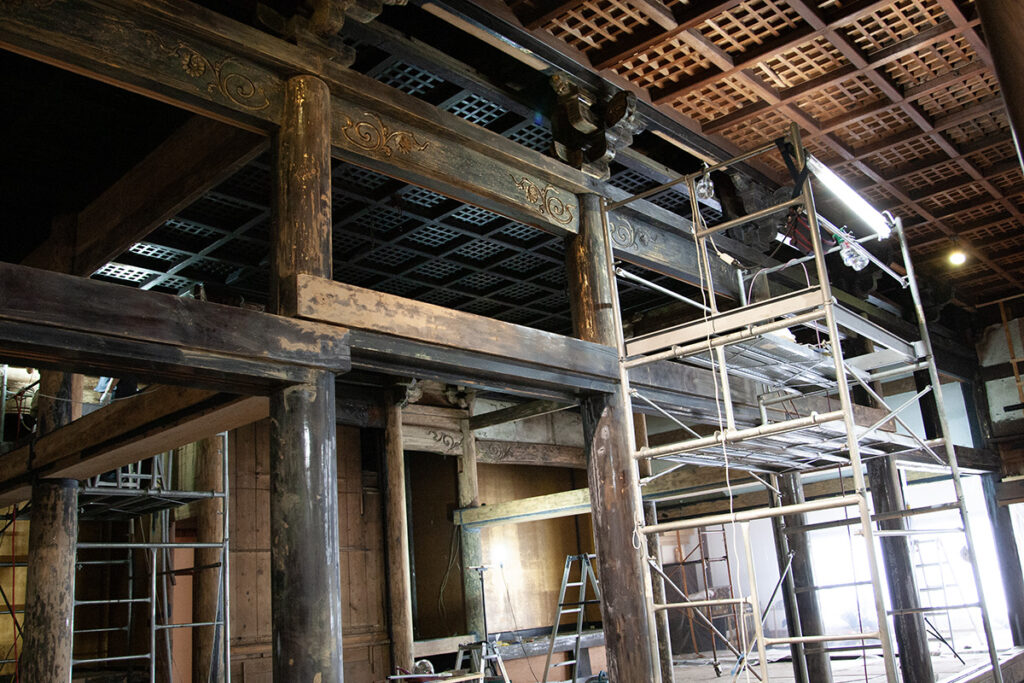 寺院内陣工事の様子。