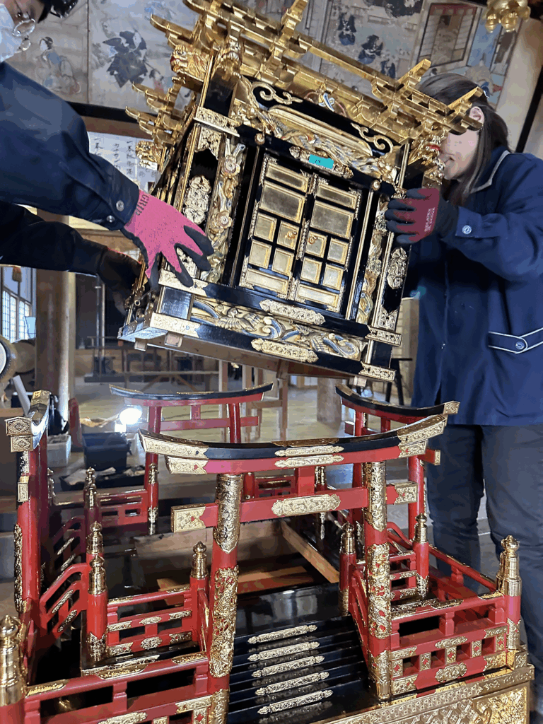 修復した御神輿の組み立ての様子